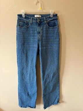 Abercrombie & Fitch High-Rise Straight Leg Jeans - Medium Blue